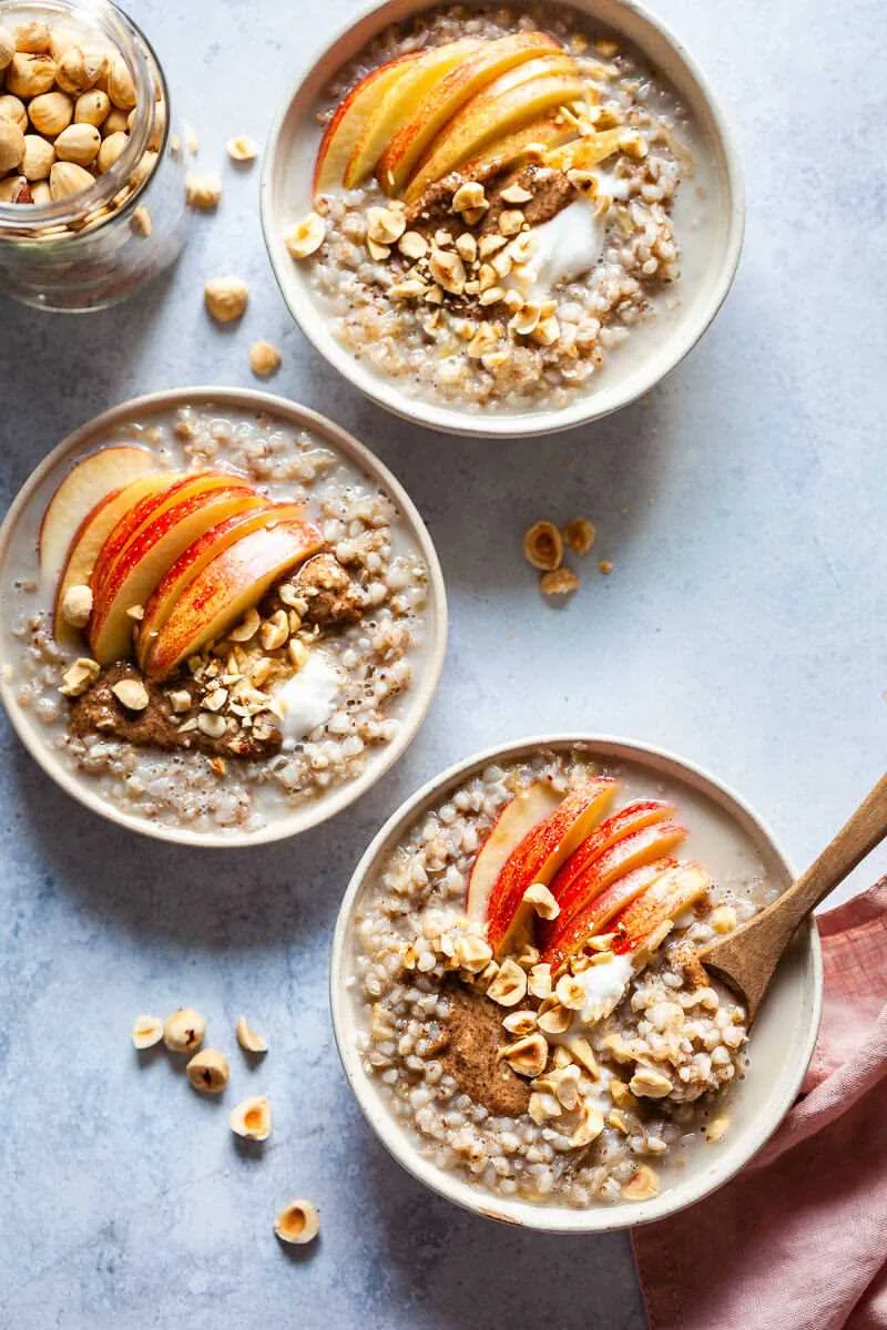 Gachas de trigo sarraceno con manzana y nueces